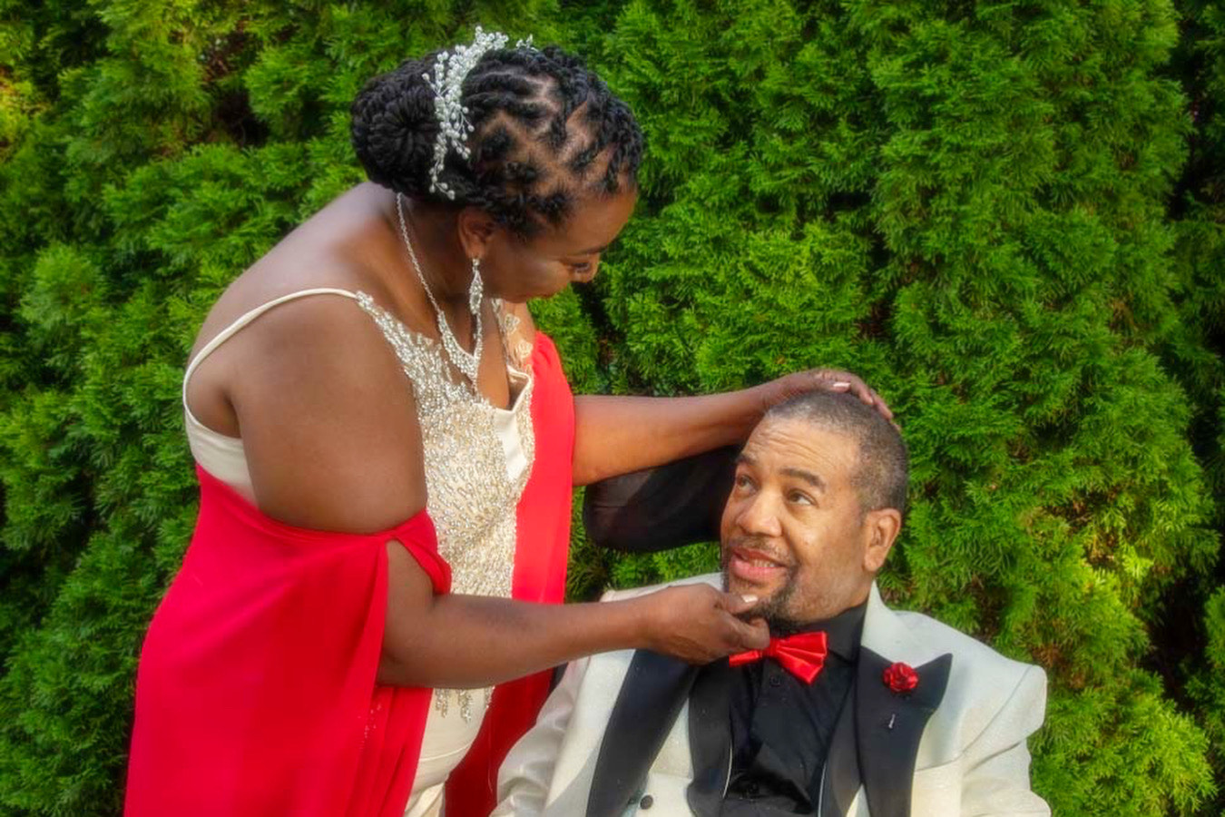 Wedding couple posing in Brooklyn with Manhattan skyline views.